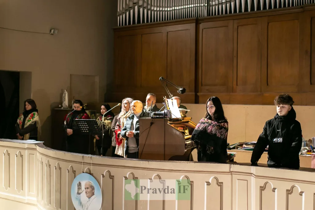 Хористи співають у церкві біля органу