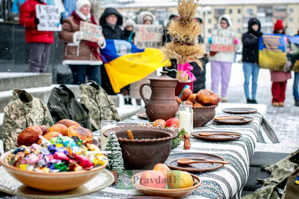 Український стіл із традиційними стравами на вулиці