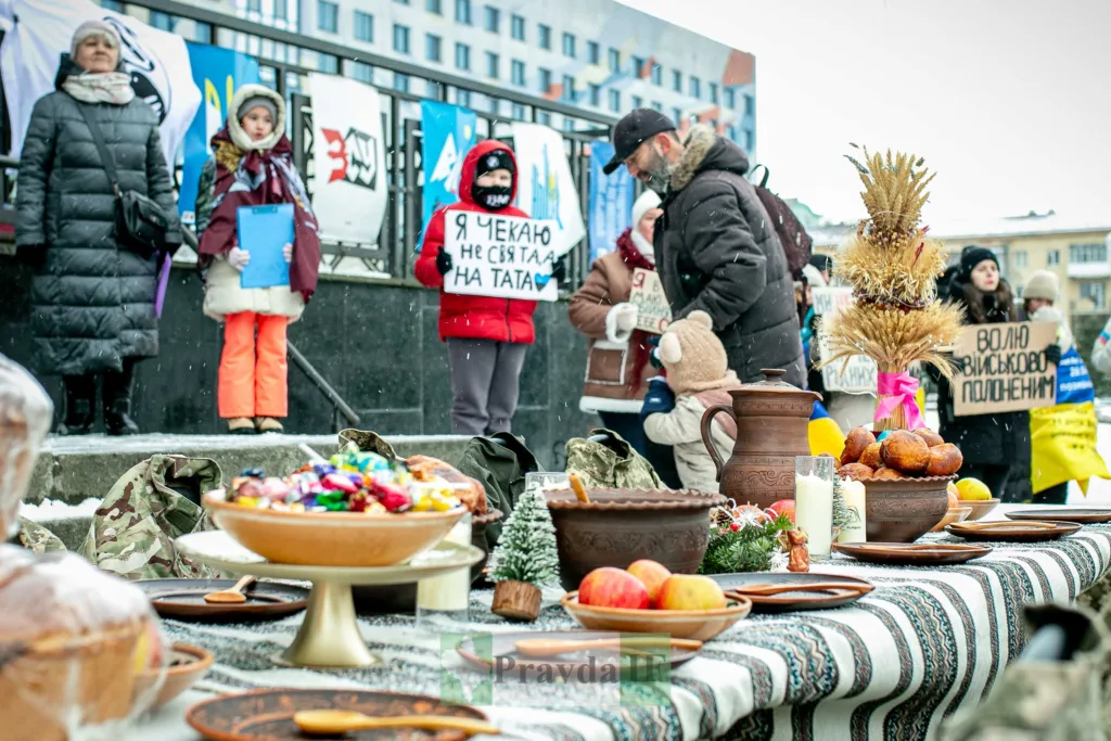 Мирна акція з плакатами та українськими святковими стравами