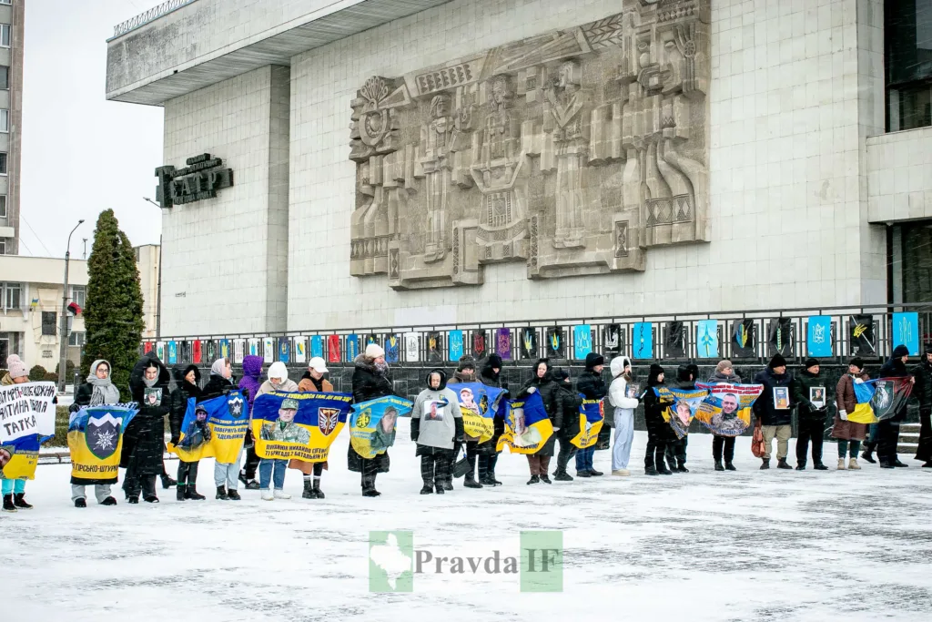 Мітинг на підтримку військових перед театром в Івано-Франківську