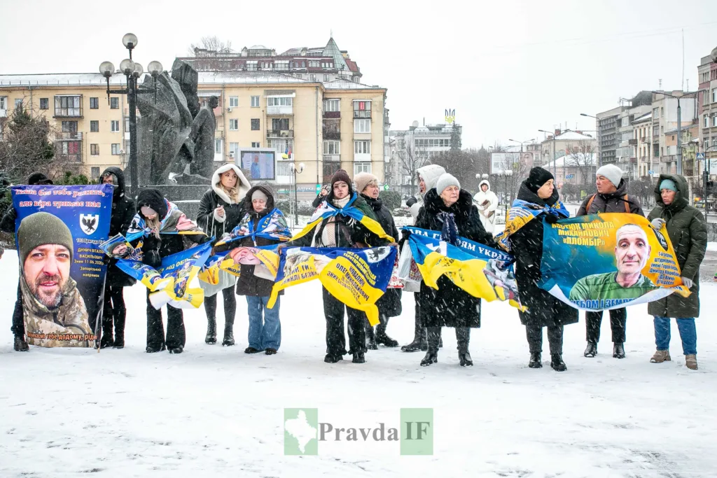 Мітинг на підтримку воїнів у зимовому Івано-Франківську