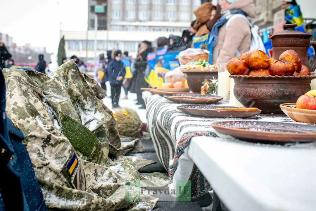 Вшанування військових із українськими стравами на снігу