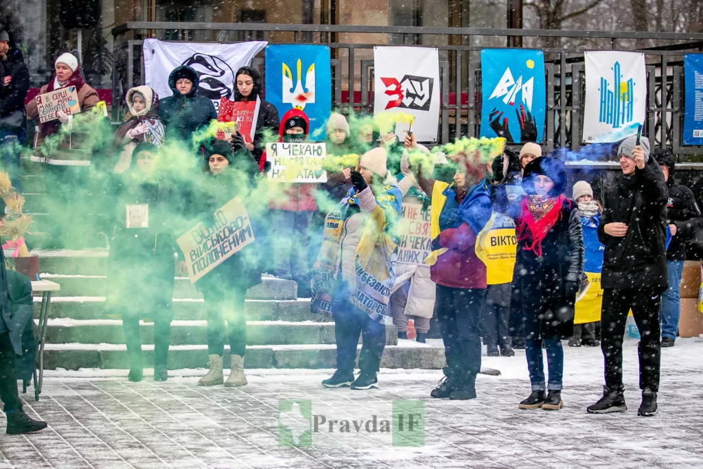 Мітинг підтримки військовополонених у зимовому Івано-Франківську