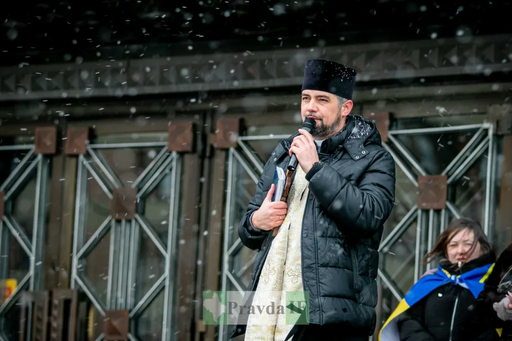 Священник виступає на вулиці під час снігу