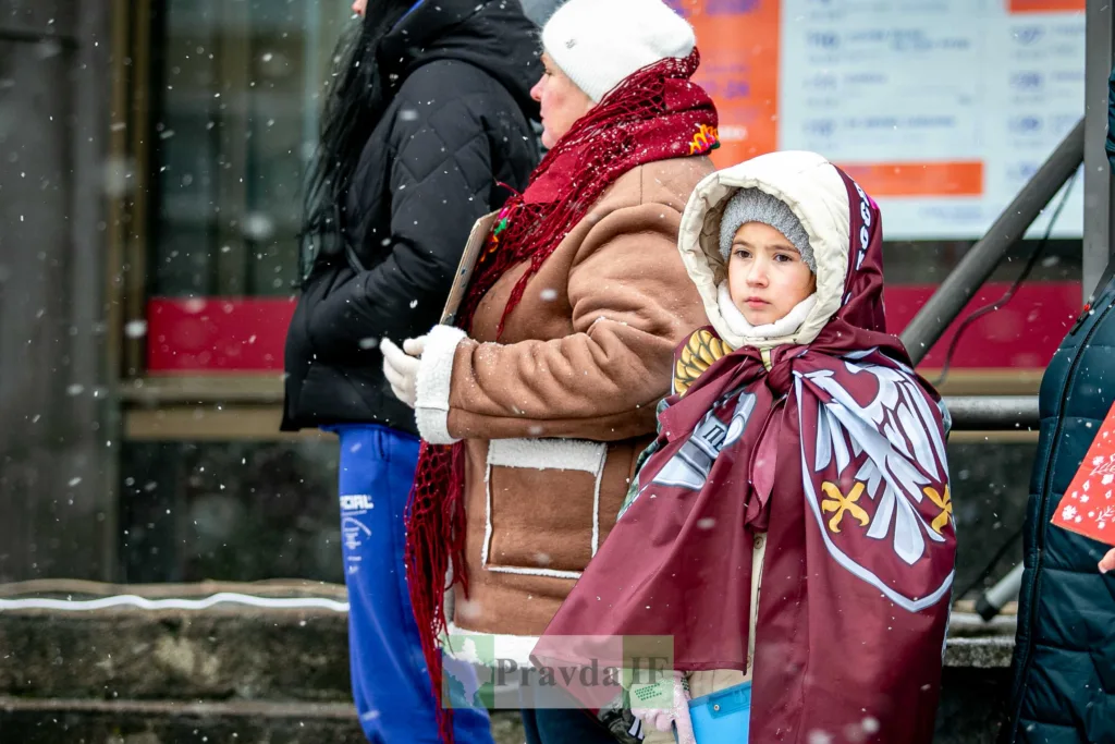 Люди на вулиці під час зимового снігопаду