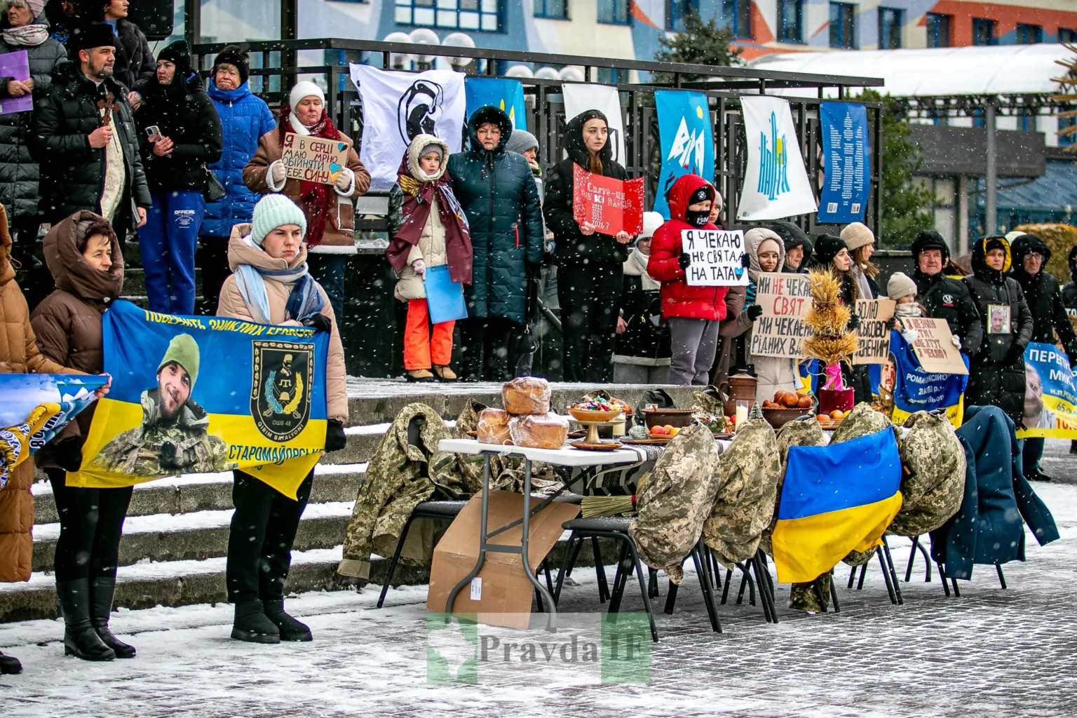 Мітинг підтримки військових у зимовому місті України