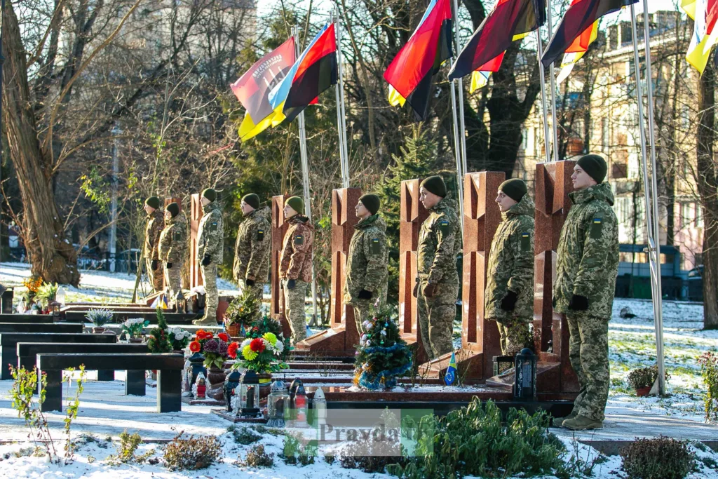 Військові вшанували полеглих героїв на меморіалі