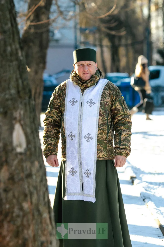 Військовий капелан у камуфляжі та рясі взимку