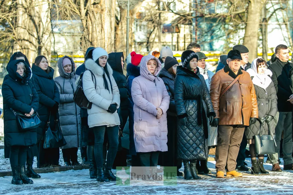 Люди стоять на вулиці під час зимового заходу