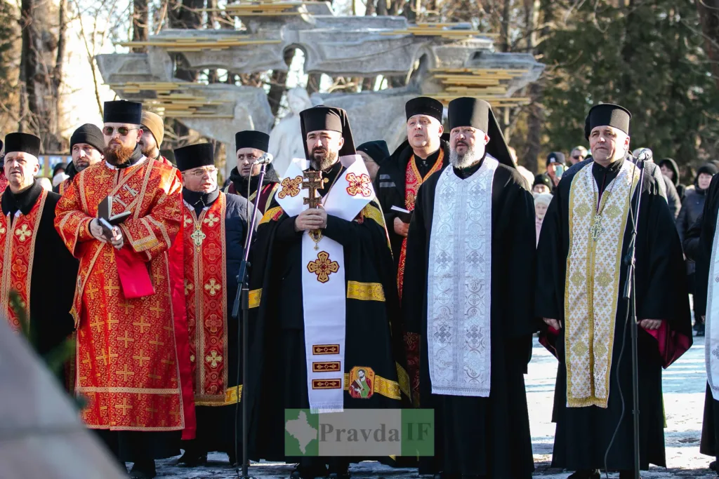 Священники під час релігійної церемонії на вулиці