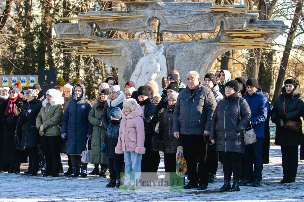 Люди вшанували пам'ять біля меморіалу взимку