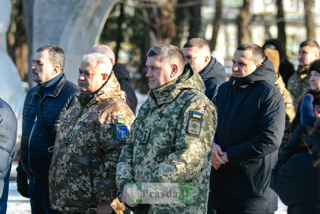 Українські військові та громадяни на вшануванні героїв