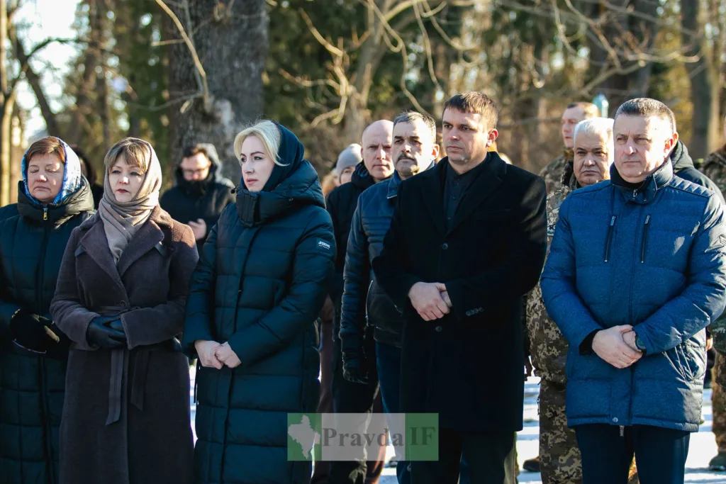 Люди на вуличному заході взимку