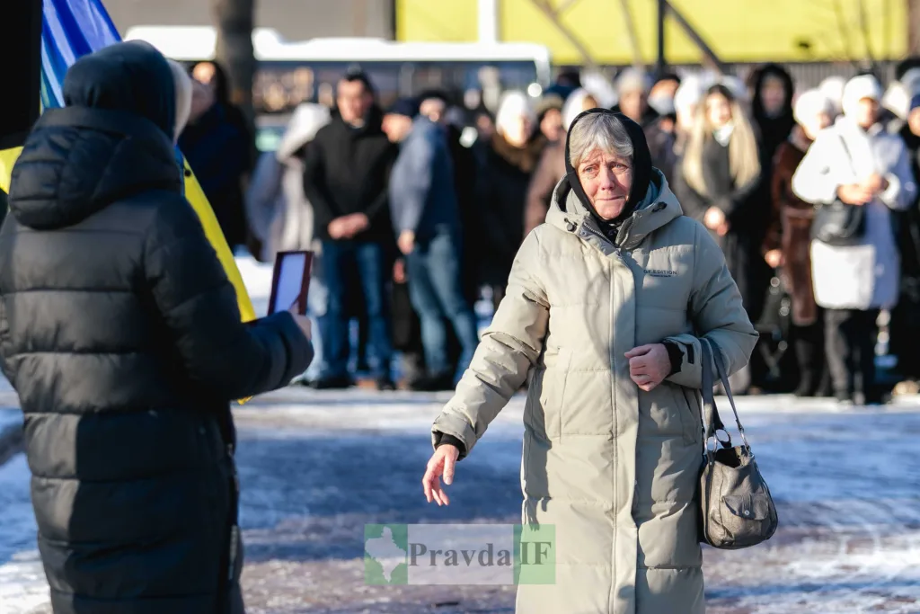 Жінка на вуличній церемонії взимку