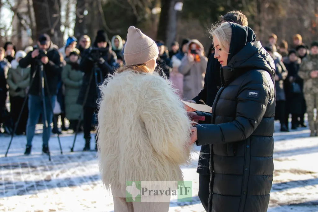Жінки спілкуються під час зимової події на вулиці