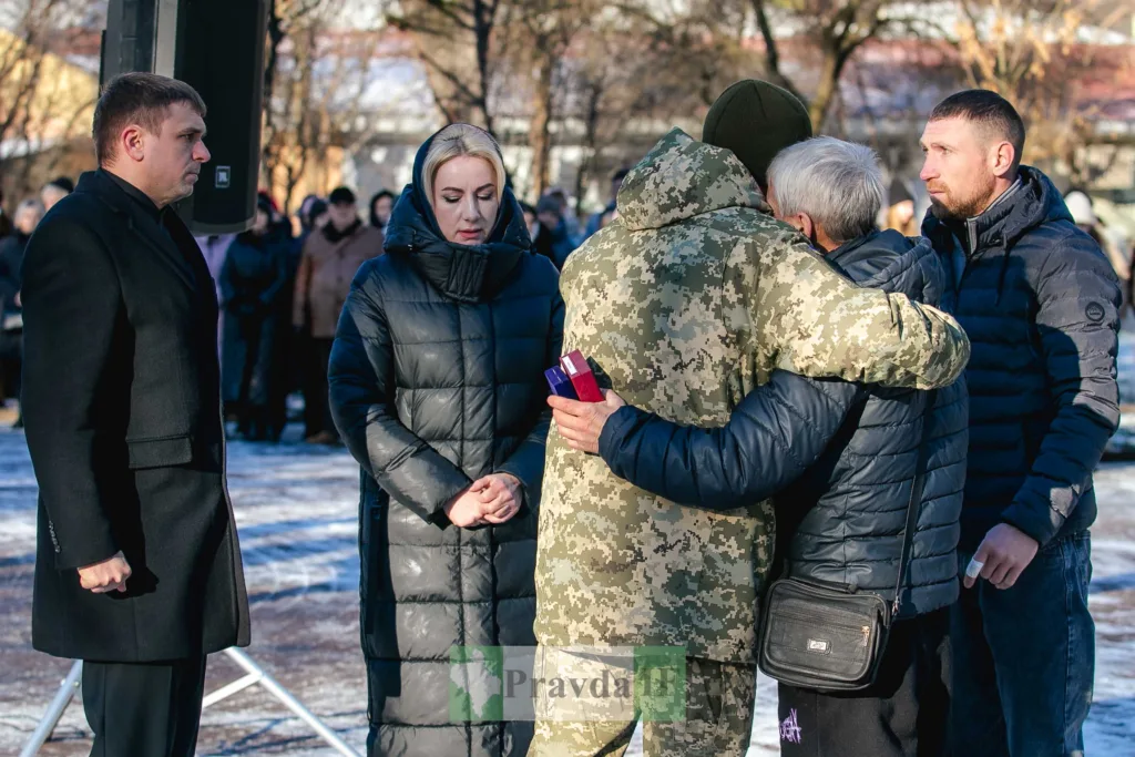 Люди вшановують військового на вуличній церемонії