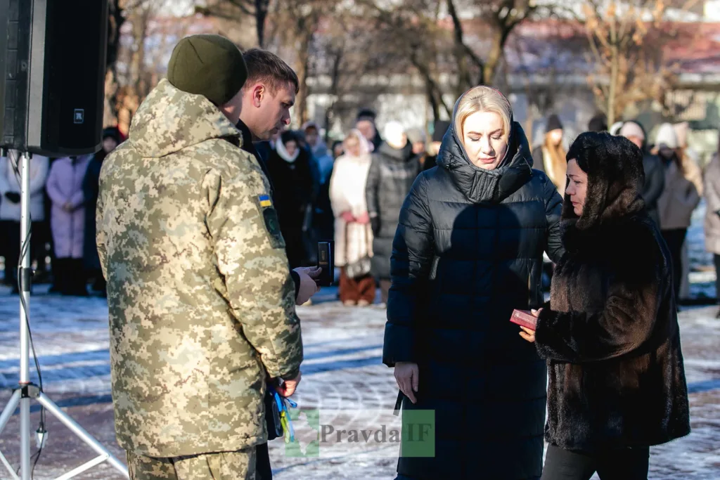 Вручення нагороди військовим на вуличній церемонії