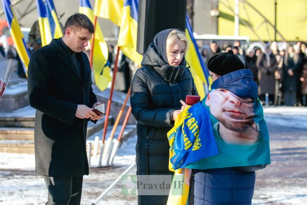 Церемонія вшанування героя України з прапорами