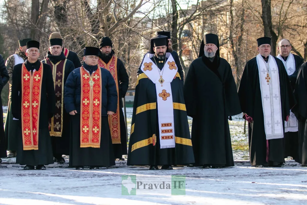 Священики під час вуличної церемонії взимку