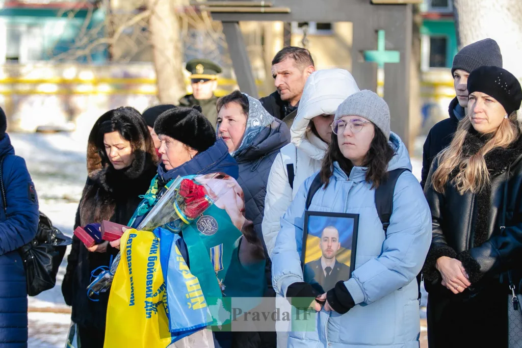 Люди на церемонії вшанування пам'яті воїна України