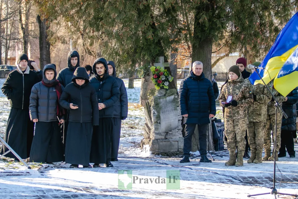 Вшанування героїв на цвинтарі з українським прапором
