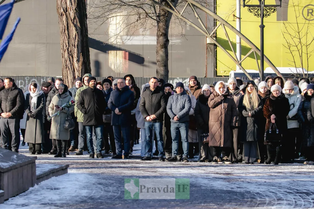 Люди на вуличному зібранні взимку