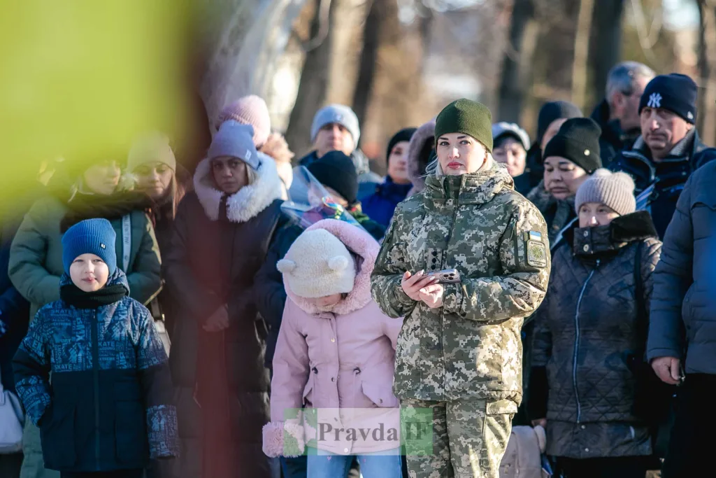 Українська військова серед людей на вулиці