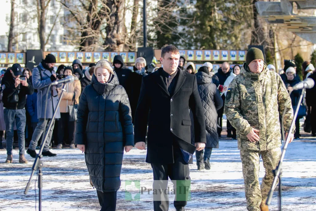 Покладання квітів на пам’ятному заході взимку