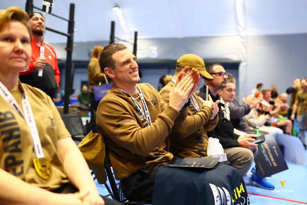 Люди аплодують на спортивному заході ветеранів