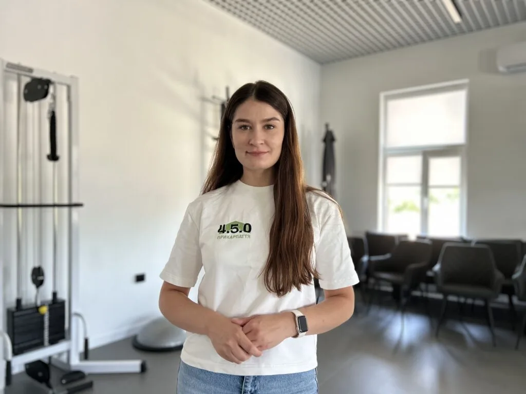 Жінка у тренажерному залі посміхається