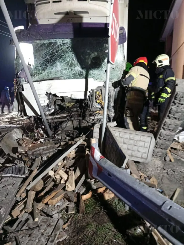 Пожежники біля вантажівки після аварії вночі