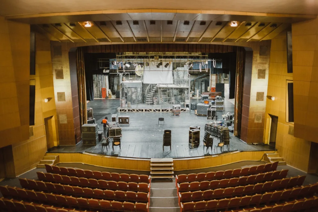 Порожній театр під час підготовки сцени