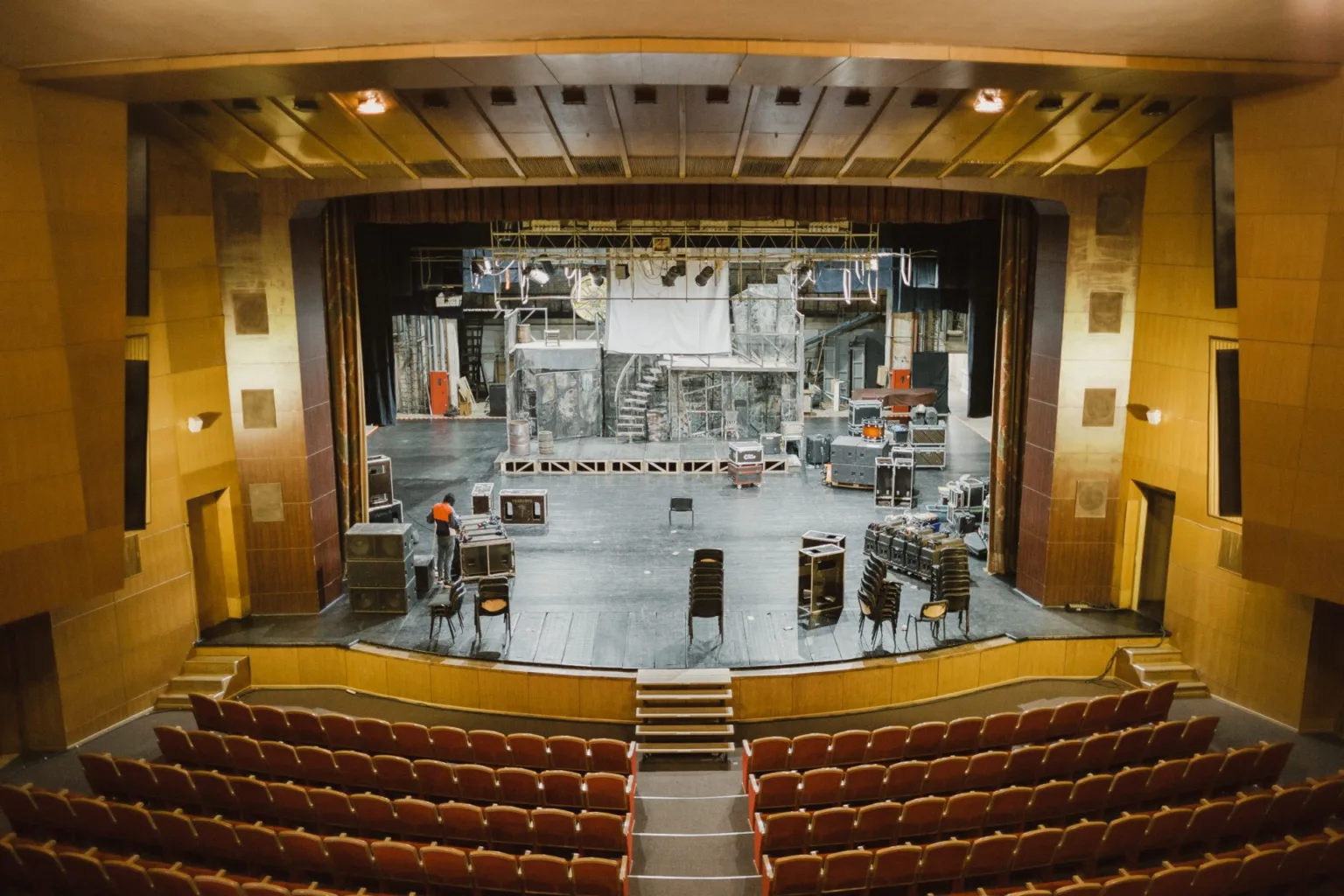 Порожній театр під час підготовки сцени