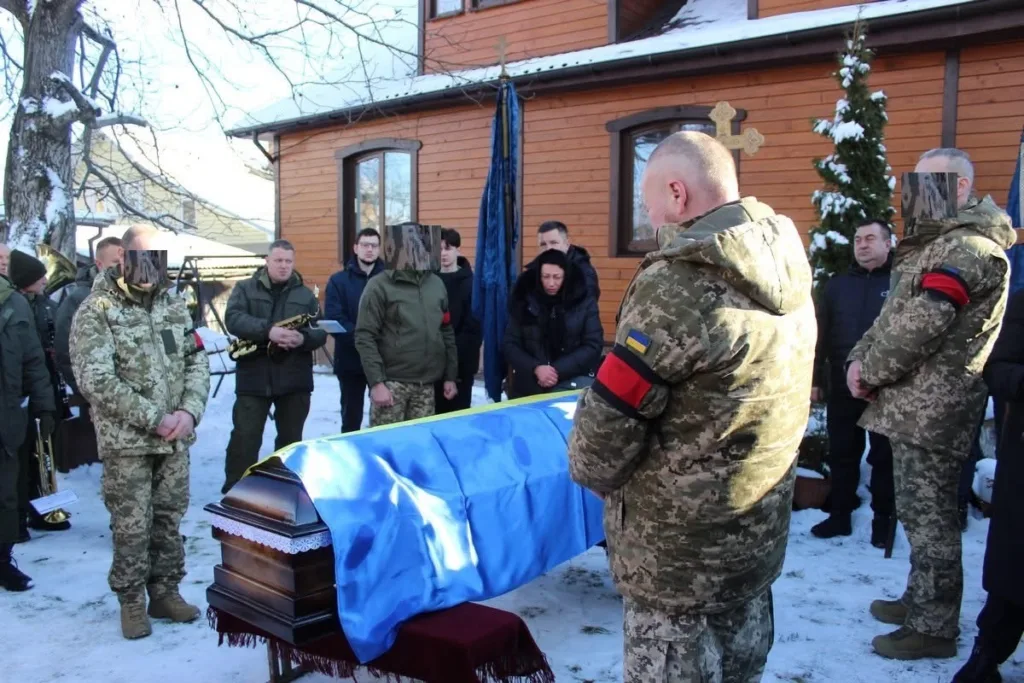 Військові на похороні з прапором України