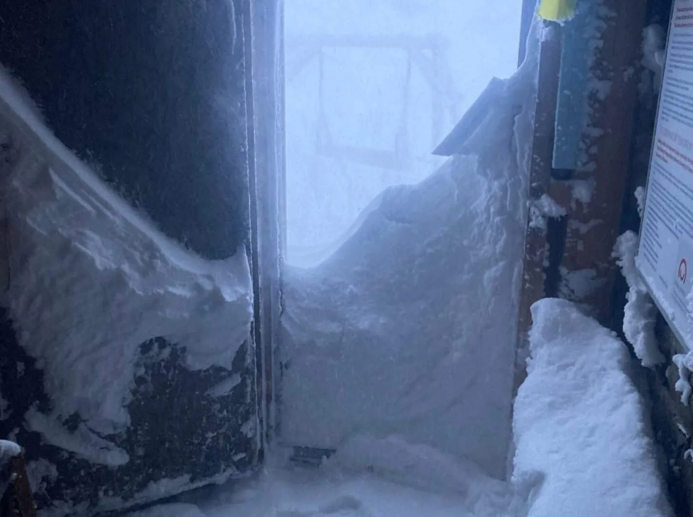 Снігова заметіль біля дверей будівлі