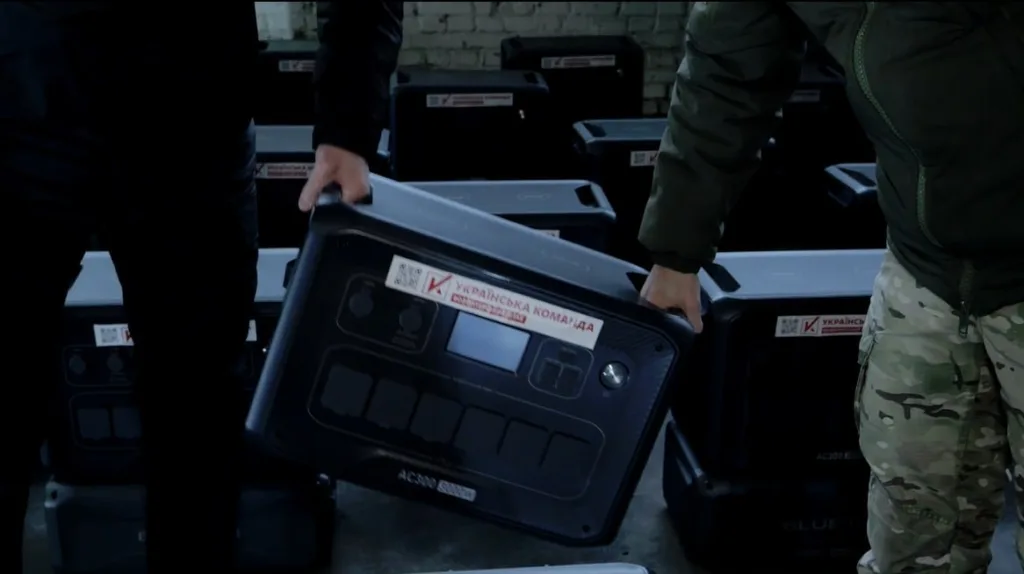 Люди переносять портативні електростанції в приміщенні