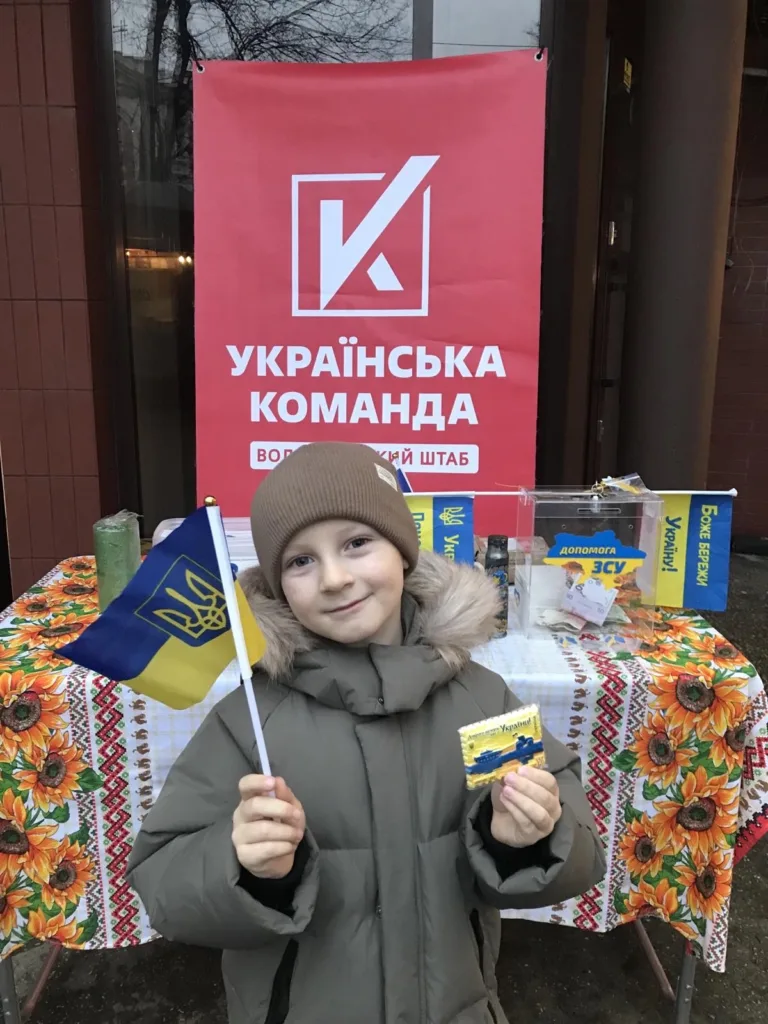 Дитина з українським прапором на благодійному заході