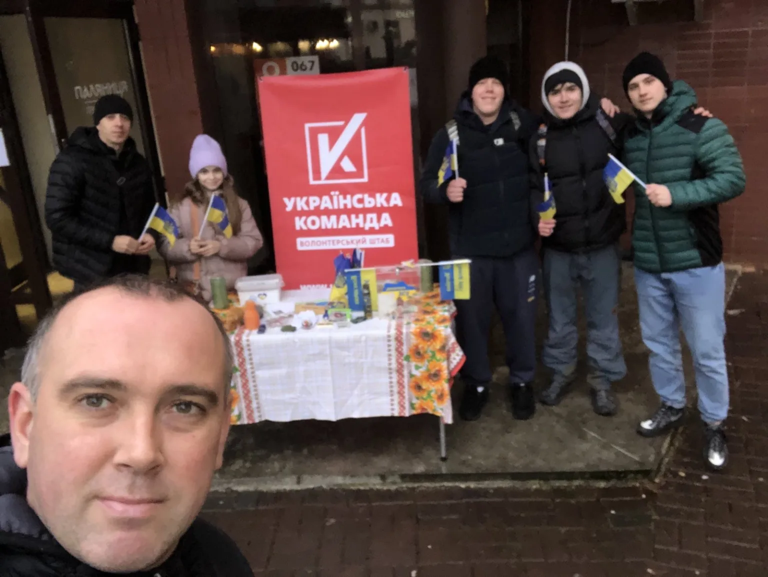 Волонтерська акція Української команди з прапорами України