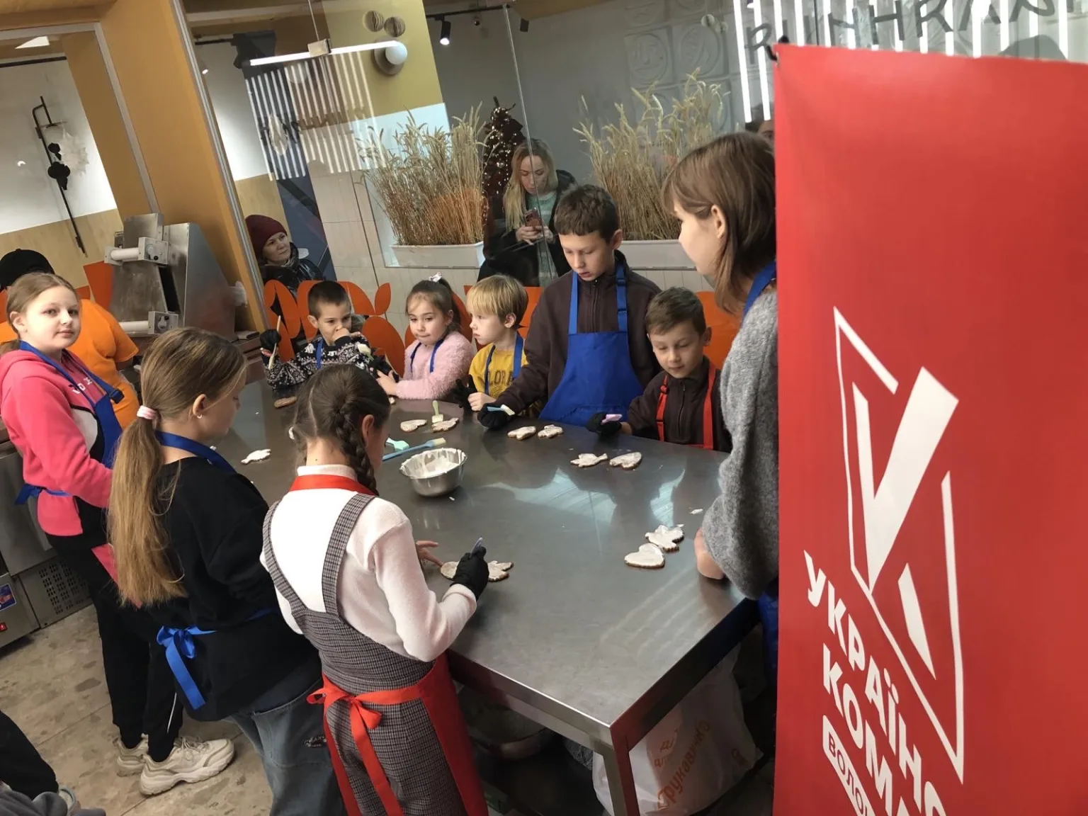 Діти на майстер-класі з виготовлення печива