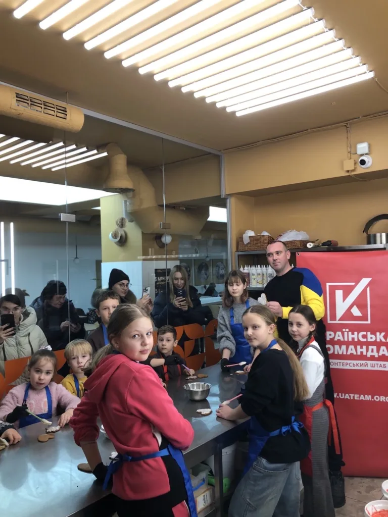 Діти прикрашають печиво на кулінарному майстер-класі