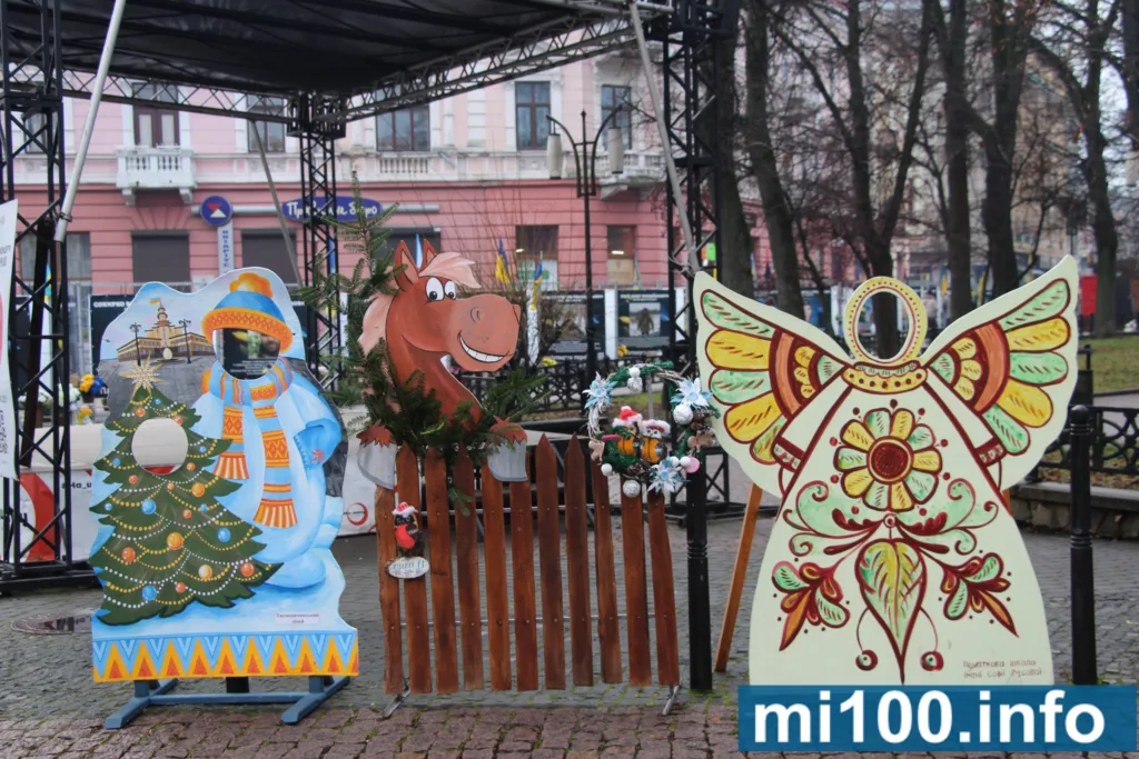 Різдвяні декорації на міській площі