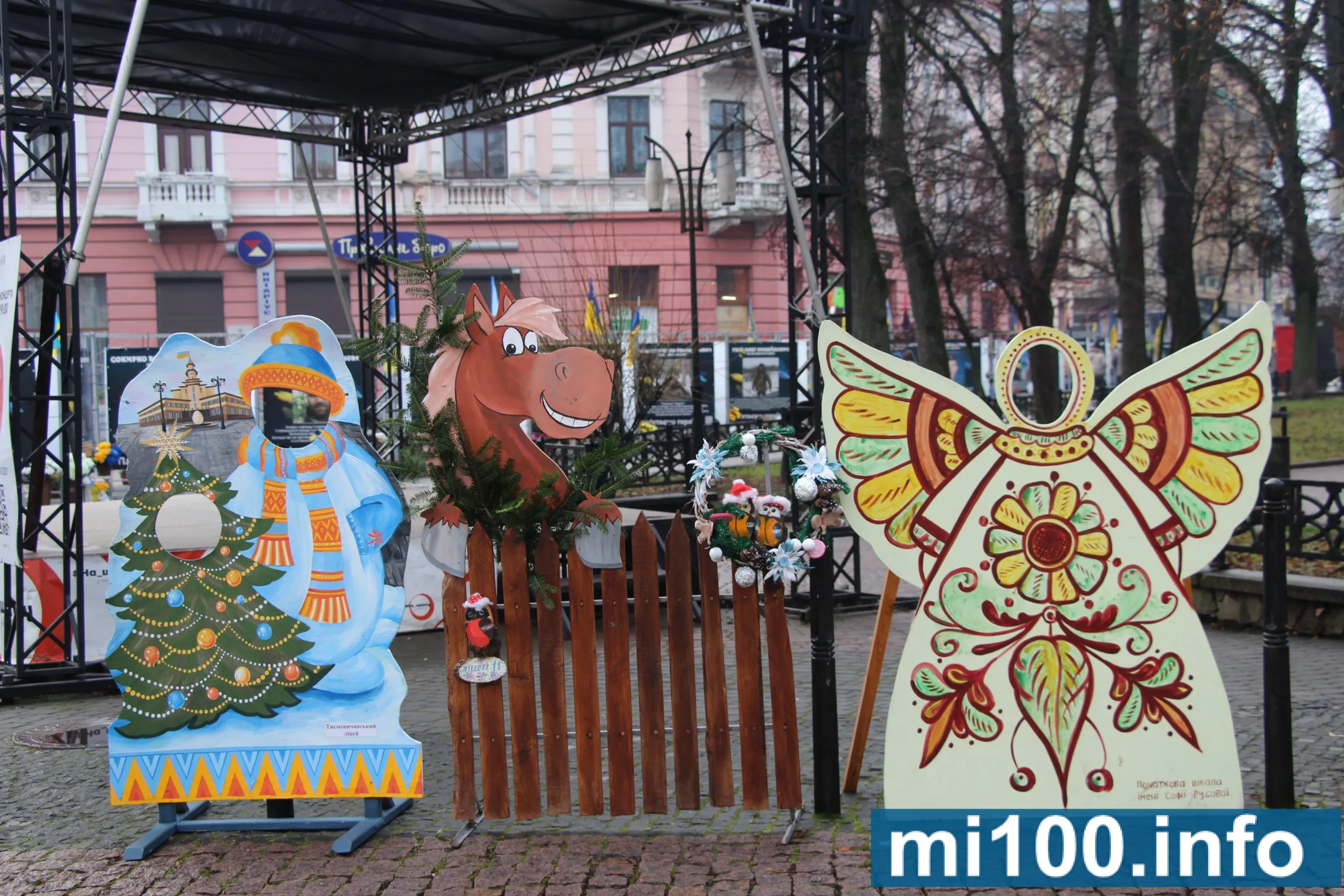 Різдвяні декорації на міській площі