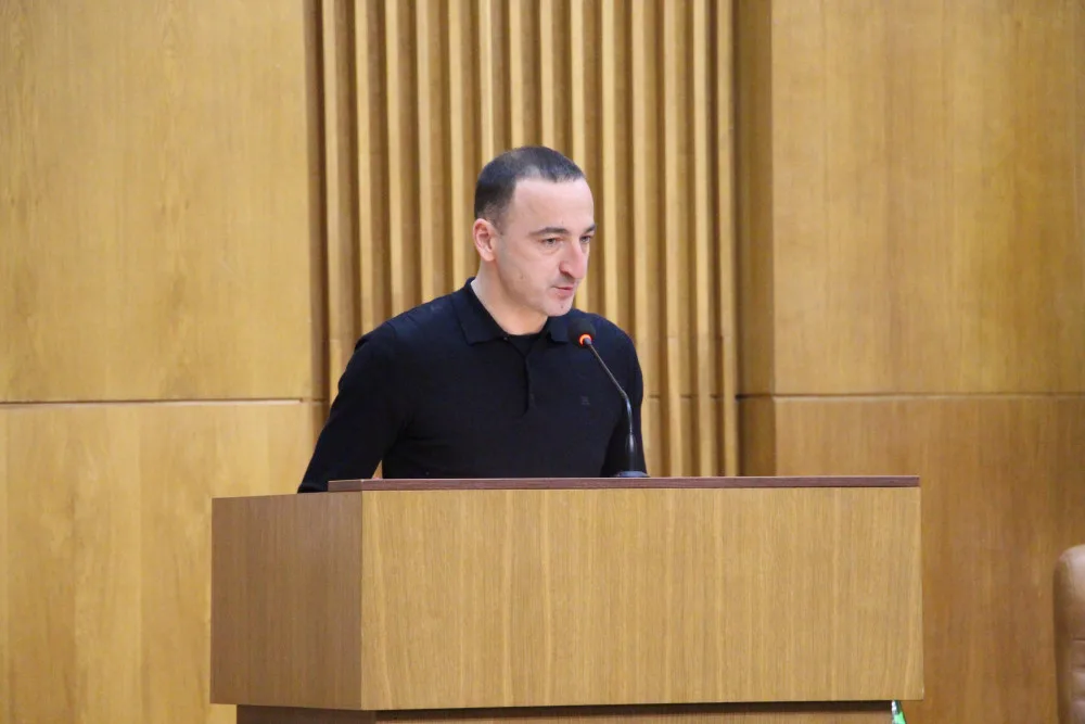 Чоловік виступає за кафедрою під час конференції