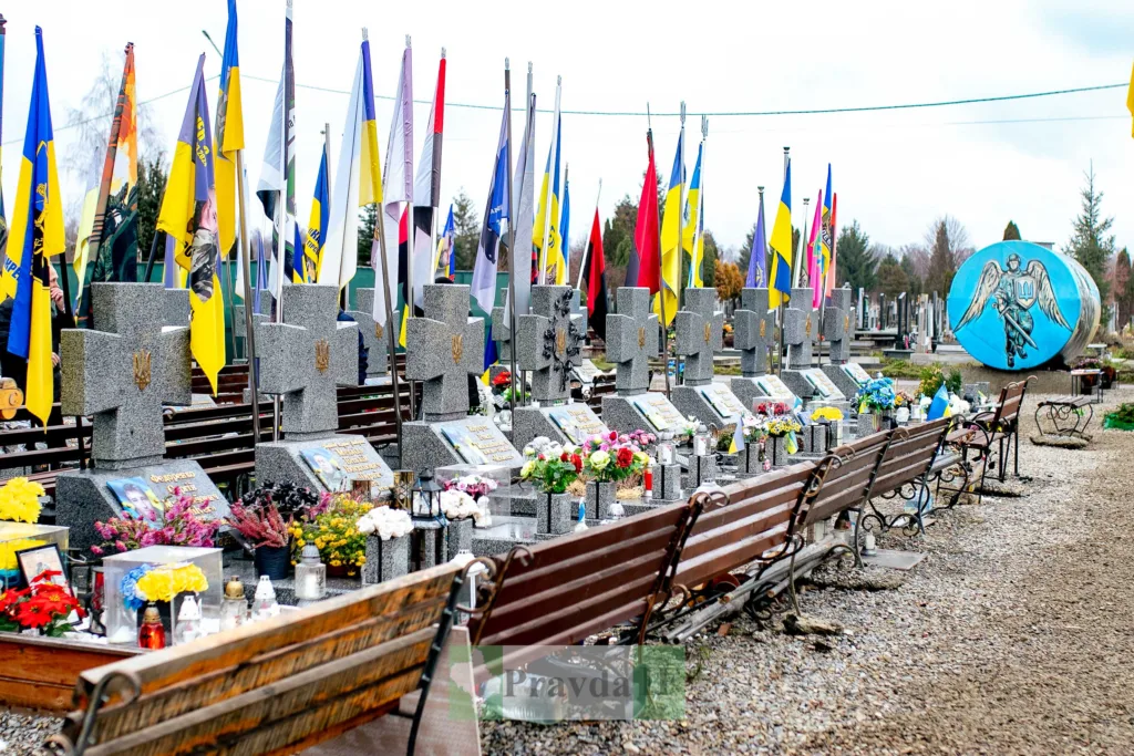 Меморіал загиблих воїнів з прапорами України