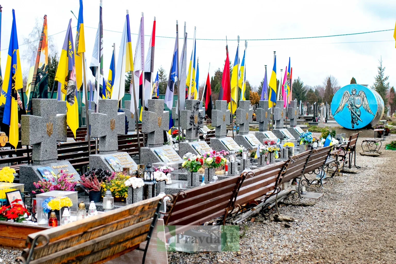 Меморіал загиблих воїнів з прапорами України