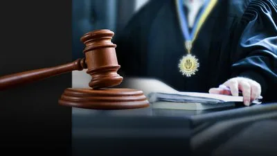 Суддя з молотком у залі суду