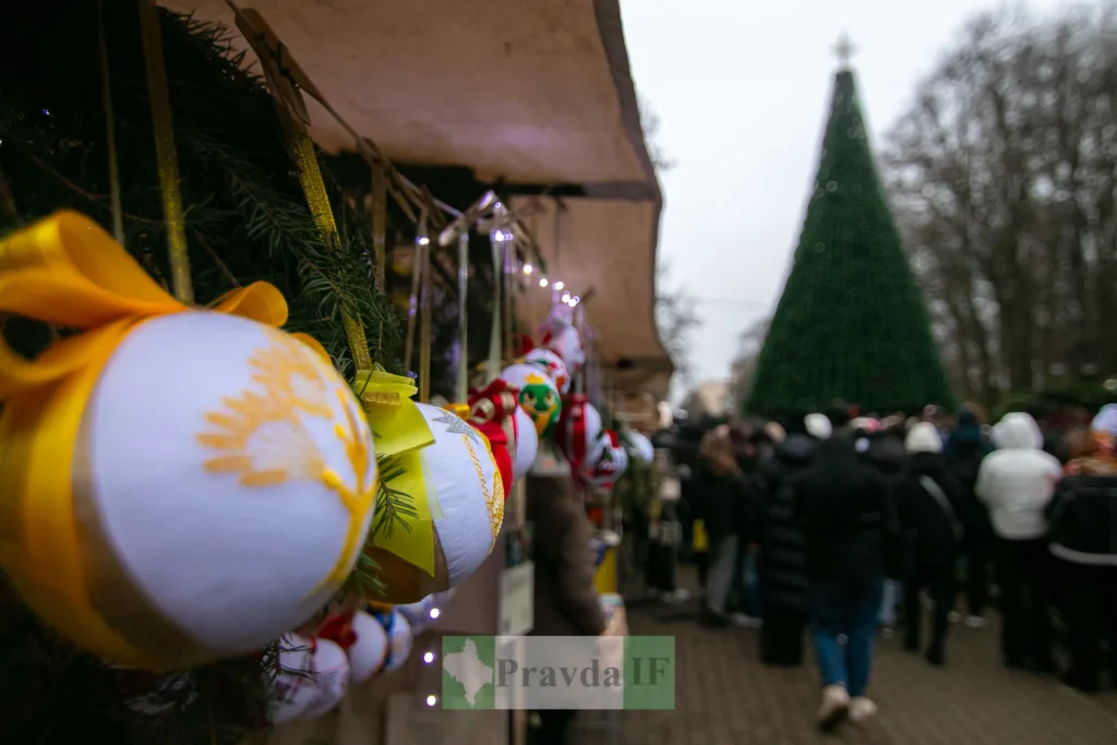Різдвяний ярмарок із прикрасами та ялинкою