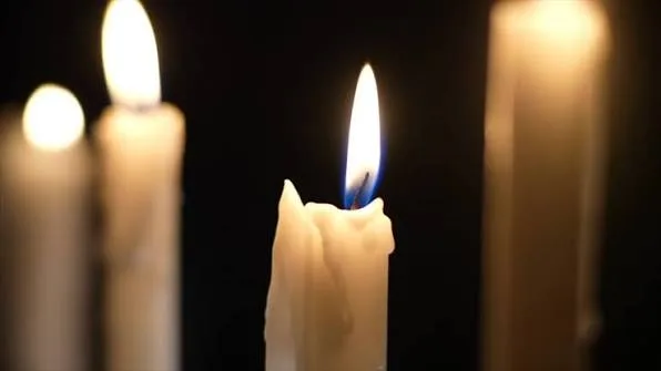 Палаюча біла свічка у темряві