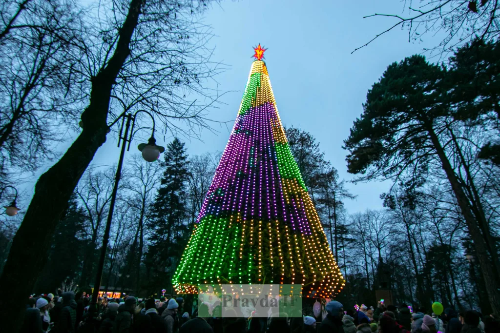Велика новорічна ялинка з кольоровими вогнями