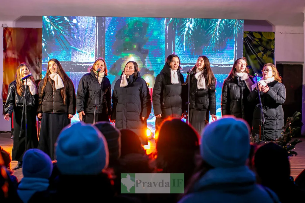 Жіночий хор співає на різдвяному концерті